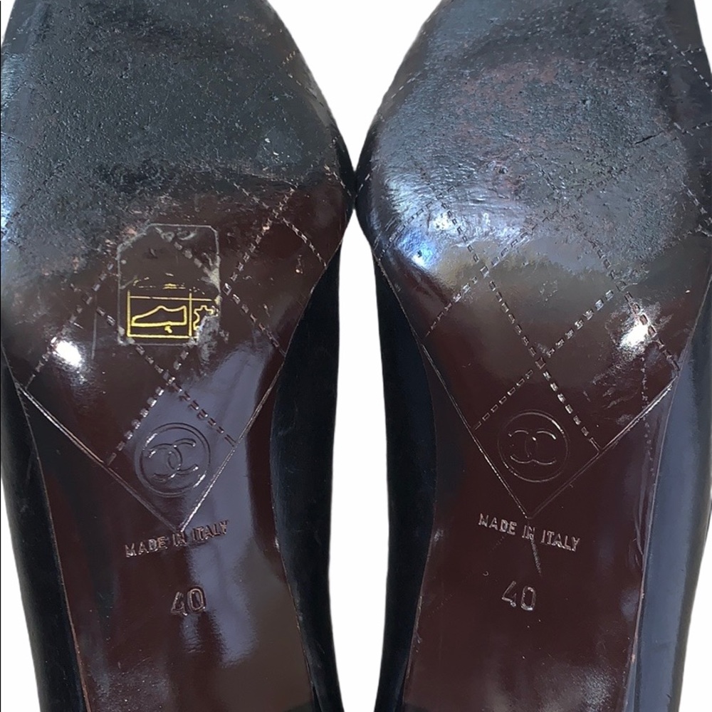 CHANEL BLACK LEATHER METAL CAMELLIA FLOWER PUMPS - Picture 5 of 6